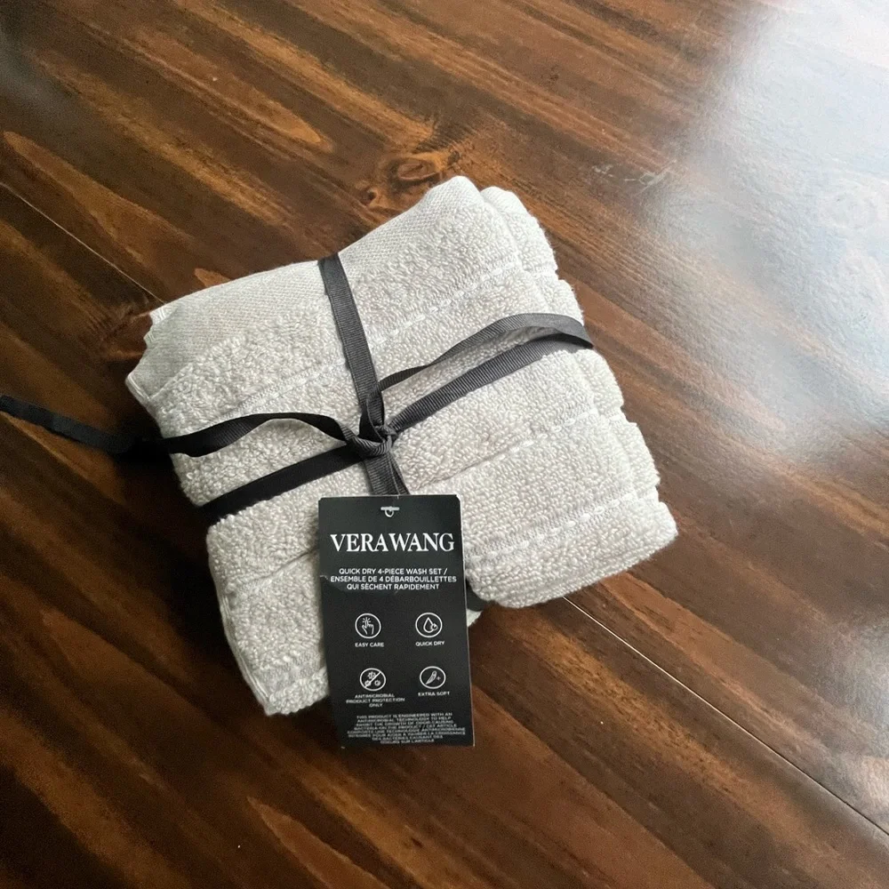 Vera Wang Set Of 4 washcloths NWT